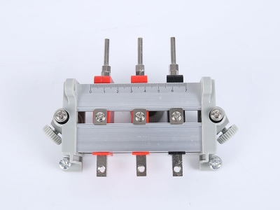 HH2017B單相鋁合金下出線(xiàn)表座（3滑塊-105、125MM-孔距，M8-螺桿）