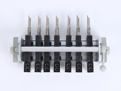 HH2020B三相偏心輪下出線(xiàn)表座 （7滑塊 150、155、165、180、 200x40MM 孔距,M6 螺桿）